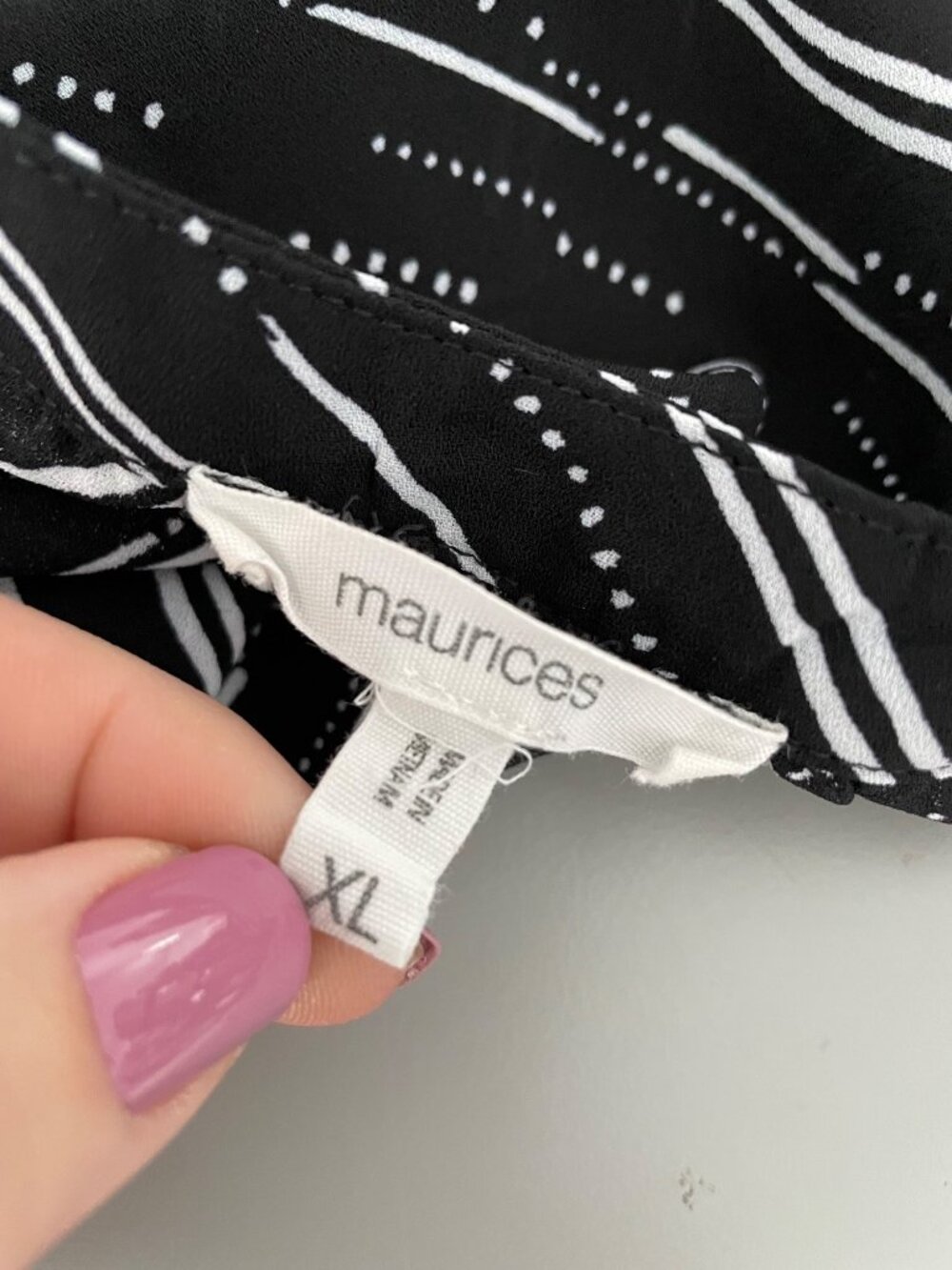 Maurices Atwood Blouse XL V Neck Abstract Striped Flutter Sleeve Black White - Picture 4 of 7